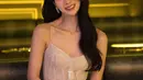Ini adalah penampilan Lim Ji Yeon ketika ia memenangkan Baeksang Awards bersama Song Hye Kyo. Dalam balutan dress super cantik bertali spageti dan detail garis dada berbentuk hati, dress ini bertabur kristal yang membuatnya semakin berkilau mencuri perhatian. Foto: Instagram.