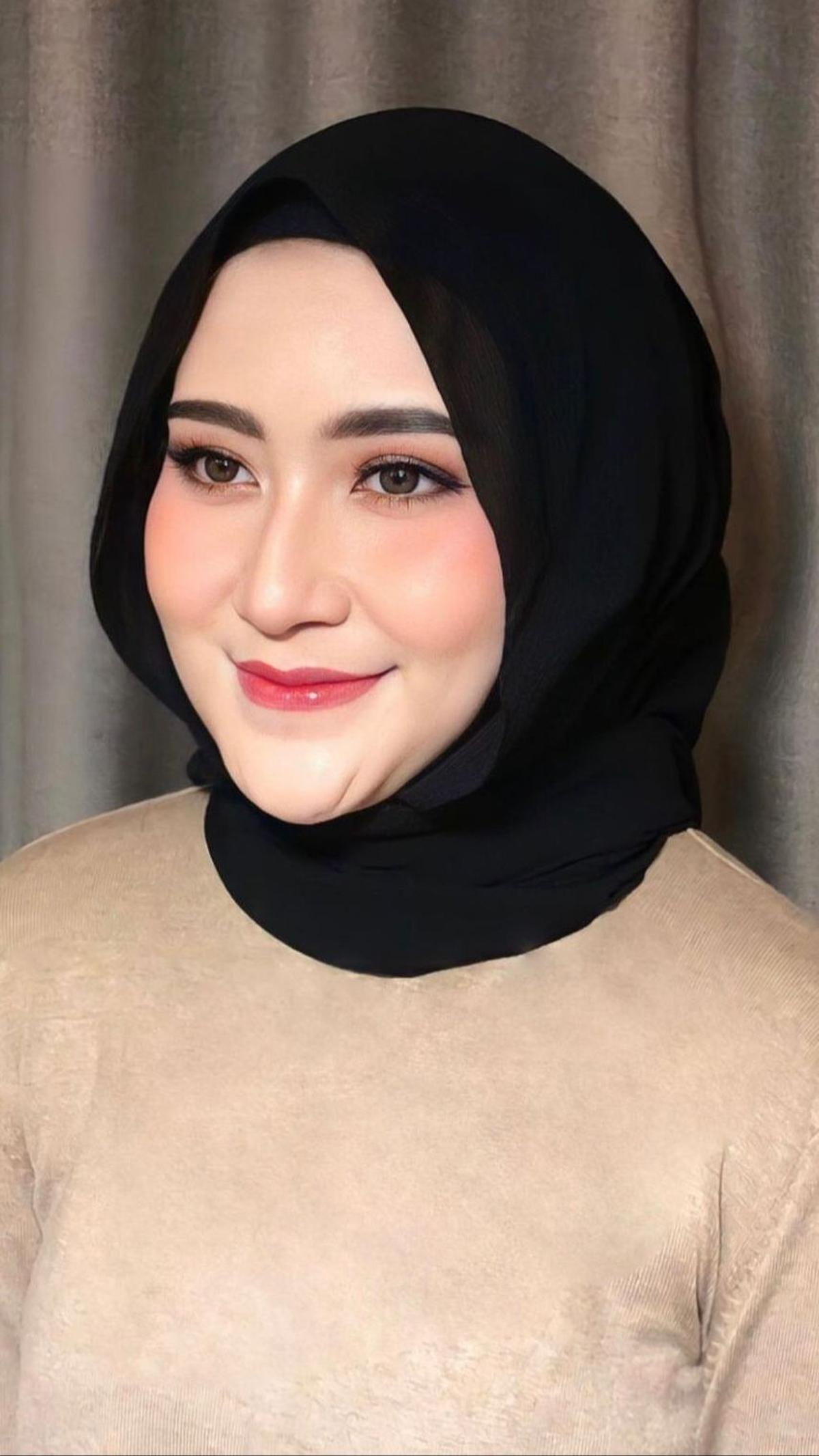 Beberapa Potret Cantik Kirana dengan Hijab Hitam