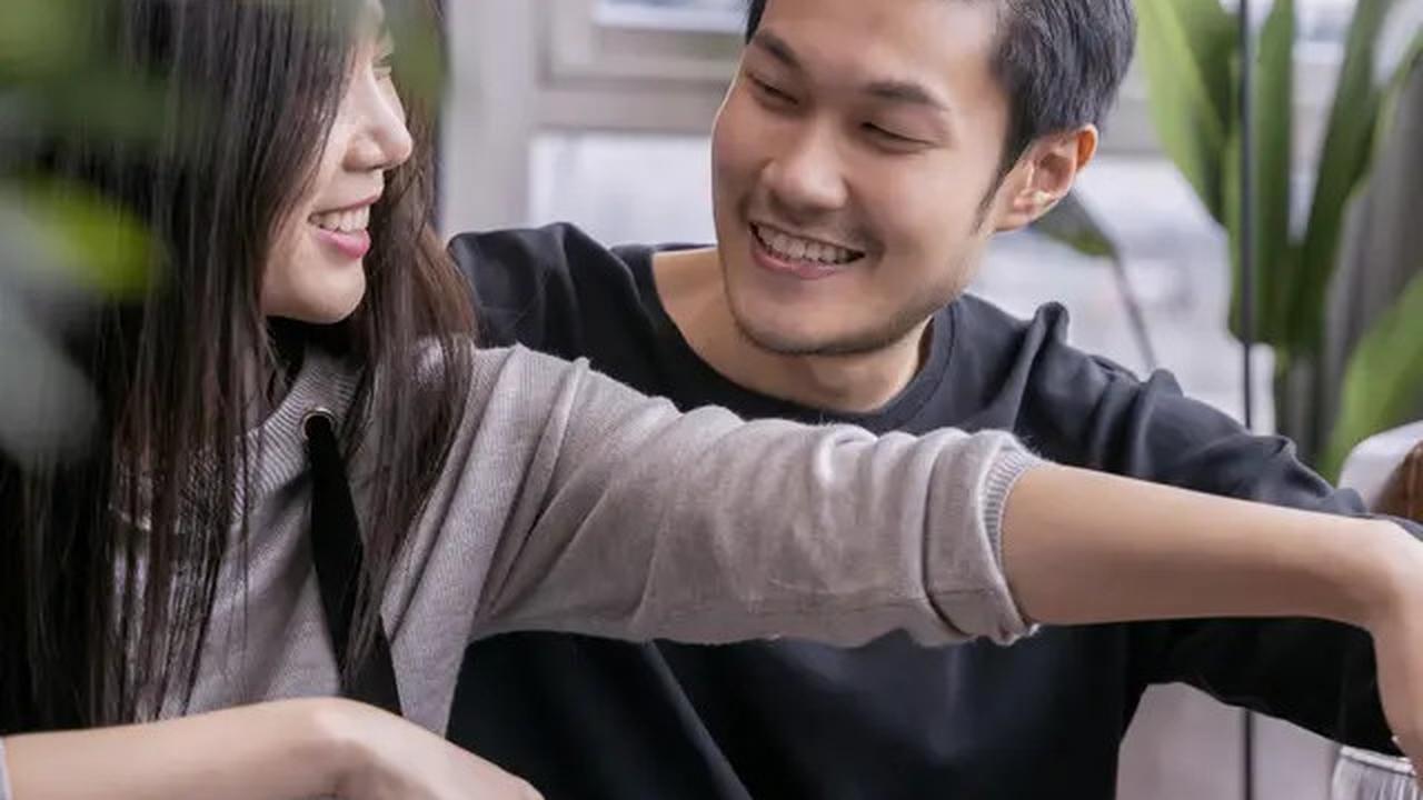 7 Tanda Seseorang Ingin Dekat Denganmu tapi Takut Ditolak