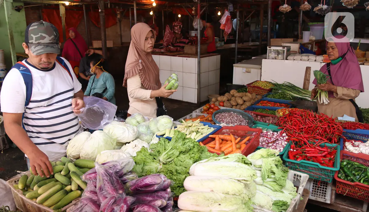 Pembeli memilih sayuran saat berbelanja di sebuah pasar di Jakarta, Rabu (1/4/2020). Badan Pusat Statistik (BPS) mengumumkan pada Maret 2020 terjadi inflasi sebesar 0,10 persen, salah satunya karena adanya kenaikan harga sejumlah makanan, minuman, dan tembakau. (Liputan6.com/Angga Yuniar)