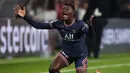 Nuno Mendes. Bek kiri Portugal berusia 20 tahun ini sementara menjadi pemain U-20 termahal di bursa transfer musim panas 2022/2023. Ia baru saja dipermanenkan PSG dari Sporting Lisbon dengan nilai transfer 38 juta euro atau setara Rp574 miliar dengan durasi kontrak hingga Juni 2026 setelah selama 1 musim berstatus pinjaman. Selama semusim berseragam PSG, ia telah bermain dalam 37 laga di semua ajang dengan torehan 1 assist. (AFP/Ronny Hartmann)