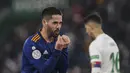 Gelandang Real Madrid, Isco berselebrasi usai mencetak gol ke gawang Elche selama pertandingan babak 16 besar Copa del Rey di stadion Martinez Valero di Elche, Spanyol, Jumat (21/1/2022). Real Madrid menang tipis atas Elche 2-1. (AP Photo/Alberto Saiz)