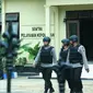 Tim Jihandak Polda Jatim mengevakuasi dan meledakkan ransel hitam mencurigakan di Kantor Polsek Gapura, Sumenep. (Liputan6.com/Mohamad Fahrul)