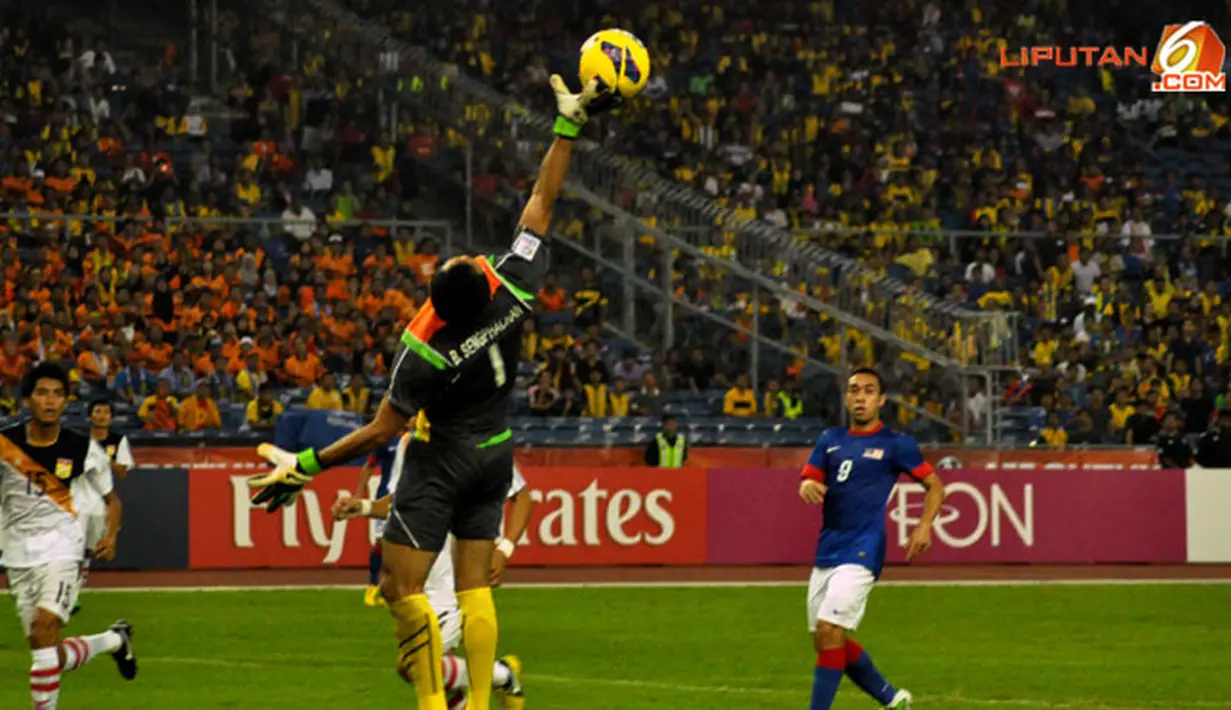 Penjaga Gawang Laos, Shengpachan berusaha menggapai bola dalam Laga Piala AFF Suzuki 2012 grup B di Stadion Bukit Jalil, Kuala Lumpur Malaysia, rabu 28 November 2012. pertandingan dimenangkan Malaysia dengan skor 4-1.