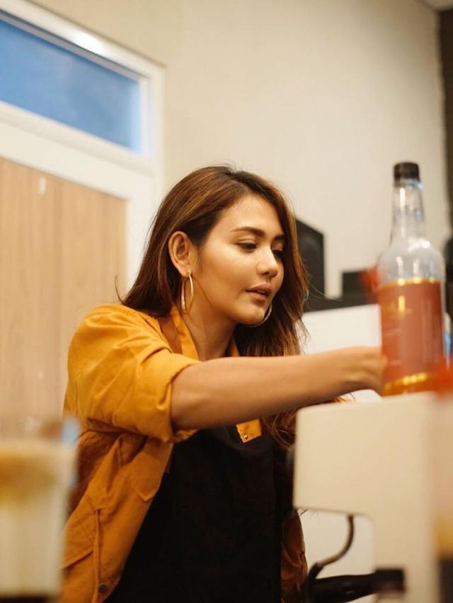 Sering Digosipkan Dengan Ifan Seventeen, Begini Potret Juliana Moechtar