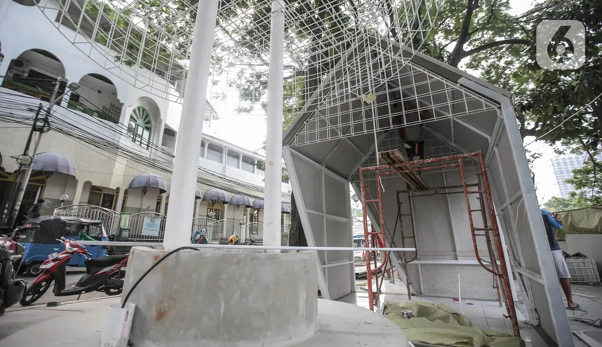 Pekerja melakukan proses pembangunan pusat usaha kuliner di Jalan Matraman Dalam tepatnya dekat Masjid Matraman, Kelurahan Pegangsaan, Kecamatan Menteng, Rabu (14/9/2022). Fasilitas yang ada di wisata kuliner adalah kios-kios untuk pedagang, ada ruang komunal, ruang makan bersama yang membuat penikmat kuliner bisa bertemu, taman serta fasilitas lainnya. (Liputan6.com/Faizal Fanani)