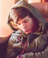 Louis Thomlinson pun sepertiya nggak menghilangkan kesempatan untuk tidur di pesawat. (HollywoodLife)