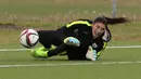 Kiper Wanita Amerika Serikat, Hope Solo berusaha menangkap bola saat sesi latihan dalam persiapan Piala Dunia Wanita 2015 di Waverley Field, Sabtu (6/6/2015). (Reuters/Bruce Fedyck)