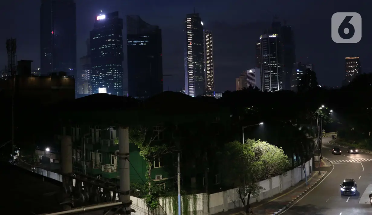 Suasana malam gedung-gedung perkantoran di Jakarta, Rabu (27/5/2020). Pemerintah akan mengerahkan personel TNI/Polri guna memastikan masyarakat menerapkan protokol kesehatan diantaranya menggunakan masker, jaga jarak, dan hindari kerumunan. (Liputan6.com/Helmi Fithriansyah)