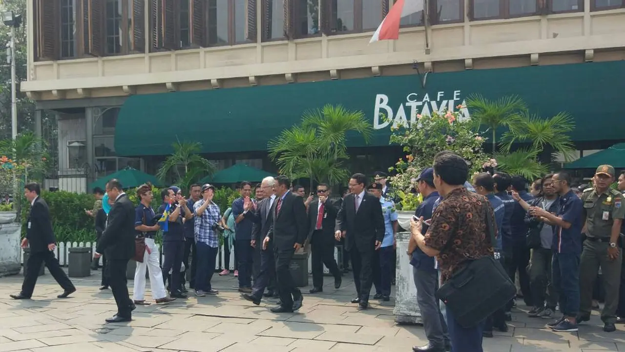 Raja Swedia Carl XVI Gustaf didampingi oleh Djarot Saiful Hidayat saat mengunjungi Kota Tua. (Liputan6.com/Citra Dewi)