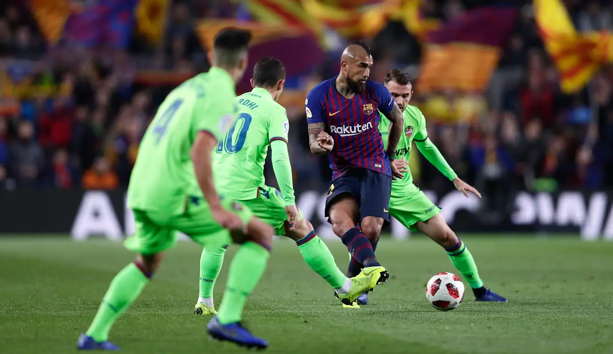 Pemain Barcelona, Arturo Vidal menendang bola saat leg kedua babak 16 besar Copa del Rey melawan Levante di Stadion Camp Nou, Kamis (17/1). Barcelona lolos ke perempat final Copa Del Rey usai menang 3-0 atas Levante. (AP/Manu Fernandez)