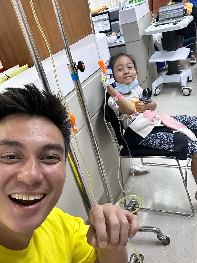 Baim Wong Terduduk Lemas Sambil Diinfus di Kursi Rumah Sakit Gara-Gara UGD Penuh. (instagram.com/baimwong)