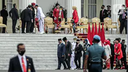 Presiden Joko Widodo atau Jokowi (tengah bawah) bersama Wakil Presiden Ma'ruf Amin, dan Menteri Pertahanan Prabowo Subianto saat akan menyaksikan defile yang menampilkan pasukan tiga matra TNI di depan Istana Merdeka, Jakarta, Rabu (5/10/2022). Kegiatan yang diikuti oleh seluruh kesatuan jajaran TNI ini dalam rangka menyambut HUT ke-77 TNI. (Liputan6.com/Faizal Fanani)