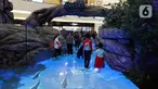 Pengunjung menjelajahi dunia pandora ala Avatar di Senayan City, Jakarta, Senin (14/12/2022). Senayan City menghadirkan Festive Season – The Festive Mood mulai tanggal 12 Desember – 8 Januari 2023, salah satunya Avatar Pandora Experience. (Liputan6.com/Herman Zakharia)