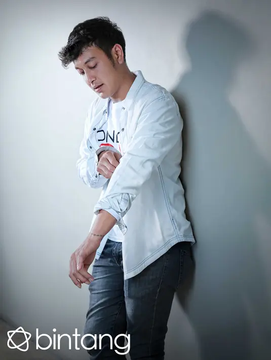 “Semuanya enak, mungkin karena suka kali ya. Bedanya, kalau sinetron seiring berjalannya waktu kita menjadi karakter itu sendiri. Kalau film, kita lebih bekerja keras dan fokus, serta stay dengan karakter itu.” jelas Dimas. (Galih W. Satria/Bintang.com)