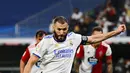 Pemain Real Madrid Karim Benzema melakukan tendangan penalti dan mencetak gol ke gawang Celta Vigo pada pertandingan Liga Spanyol di Stadion Santiago Bernabeu, Madrid, Spanyol, 12 September 2021. Karim Benzema mencetak hattrick saat Real Madrid mengalahkan Celta Vigo 5-2. (GABRIEL BOUYS/AFP)