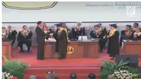 Jokowi menerima penghargaan dari Unpad