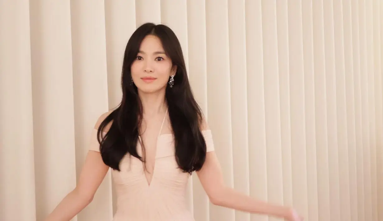 Song Hye Kyo juga pernah absen hadir di Baeksang Arts Awards selama 7 tahun setelah kehadirannya di 2016 bersama Song Jong Ki. Sontak kehadiran pertamanya di 2023 mencuri perhatian. [Foto: Instagram/kyo1122]