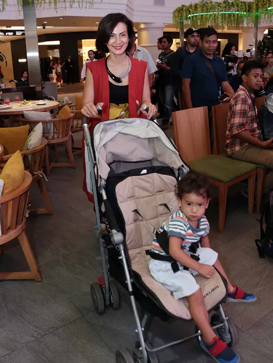 Istri dari Daniel Patrick Hadi Schuldt itu menambahkan, bahwa yoga bisa dilakukan oleh semua orang. Namun, untuk bisa mencapai tarap berhasil, dibutuhkan ketekunan dan proses panjang. (Deki Prayoga/Bintang.com)