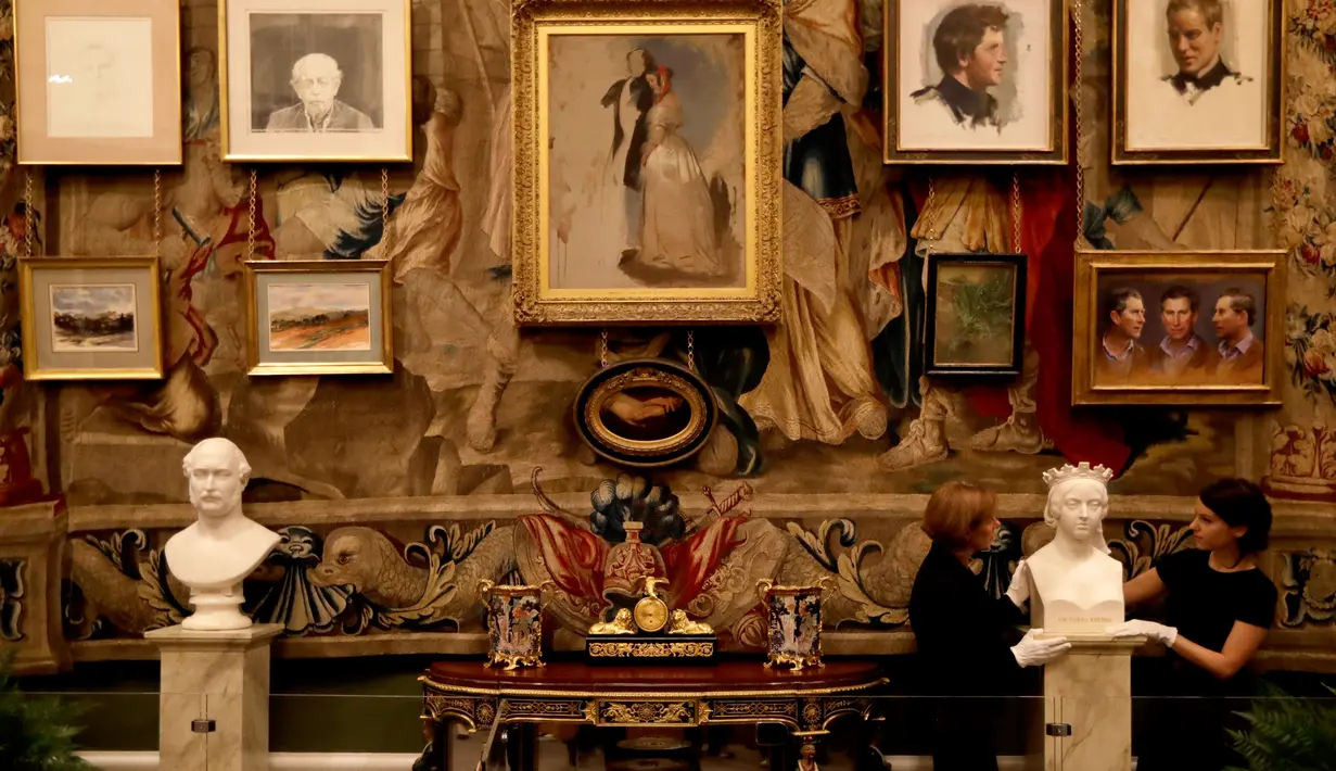 Staf kerajaan membersihkan marmer Victoria 1850 karya John Gibson di Istana Buckingham, London, Inggris, Kamis (19/7). (AP Photo/Matt Dunham)
