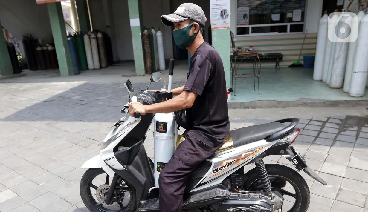 Warga usai pengisian ulang tabung oksigen di UD Berkah Oksigen, Kota Depok, Jawa Barat, Jumat (6/8/2021). Yayasan Khadimul Ummah Madani bekerjasama dengan UD Berkah Oksigen menyelenggarakan isi ulang tabung oksigen gratis setiap Jumat pukul 08.00-17.00 WIB. (Liputan6.com/Helmi Fithriansyah)