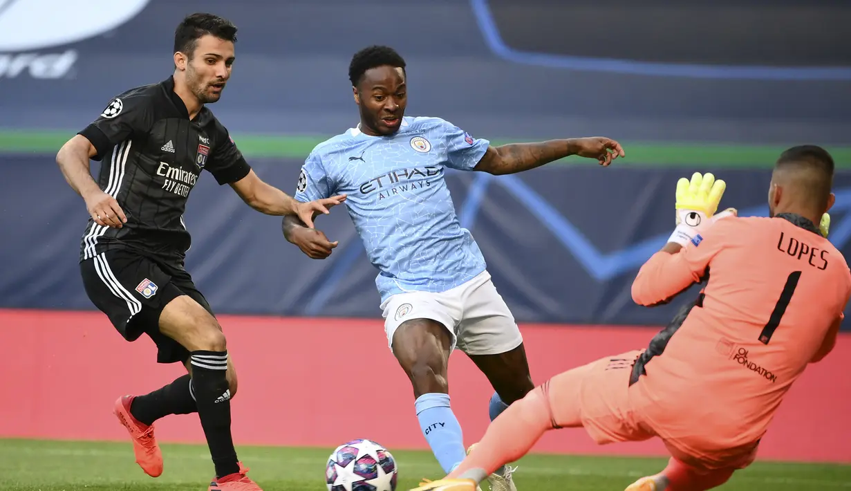 Pemain Manchester City Raheem Sterling (tengah) mencoba menendang bola melewati kiper Lyon Anthony Lopes pada perempat final Liga Champions di Stadion Jose Alvalade, Lisbon, Portugal, Sabtu (15/8/2020). Lyon mengalahkan Manchester City 3-1. (Franck Fife/Pool Photo via AP)
