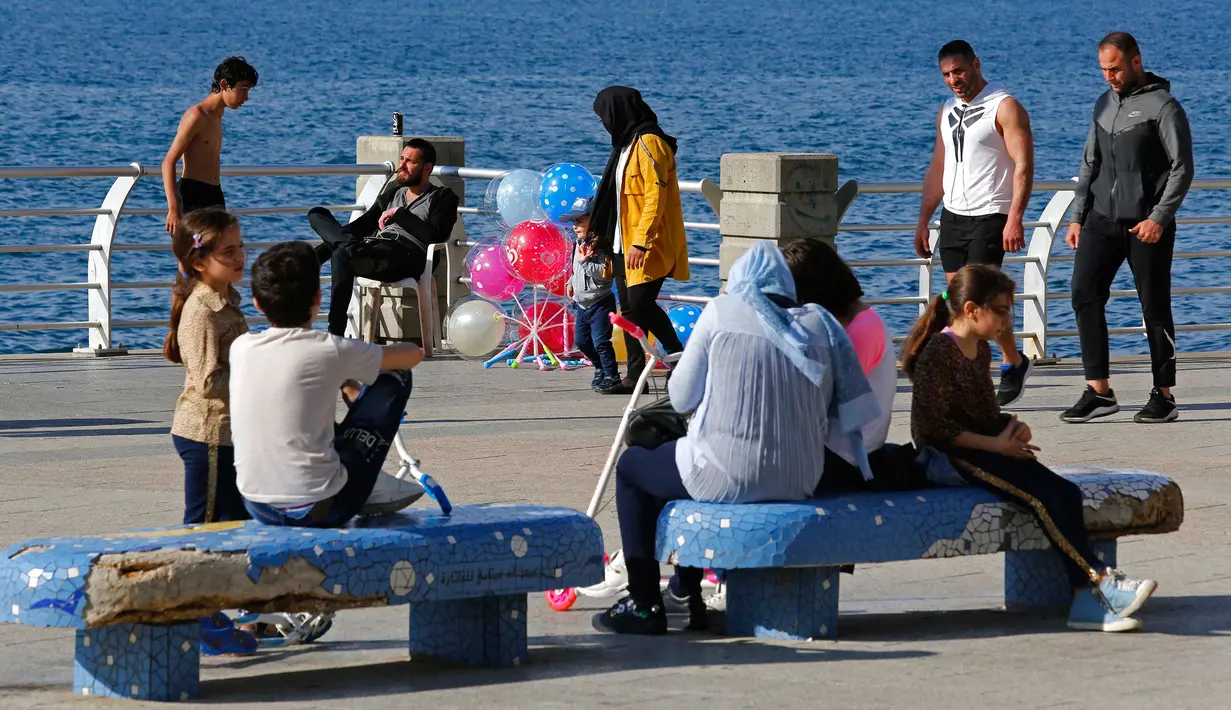 Orang-orang menikmati waktu senggang di Beirut, Lebanon, pada 3 Mei 2020. Lebanon telah mengurangi langkah-langkah mobilisasi umum dengan mengizinkan restoran untuk melayani sejumlah kecil pelanggan mulai 4 Mei dan menerapkan jam operasional untuk sektor-sektor lainnya. (Xinhua/Bilal Jawich)