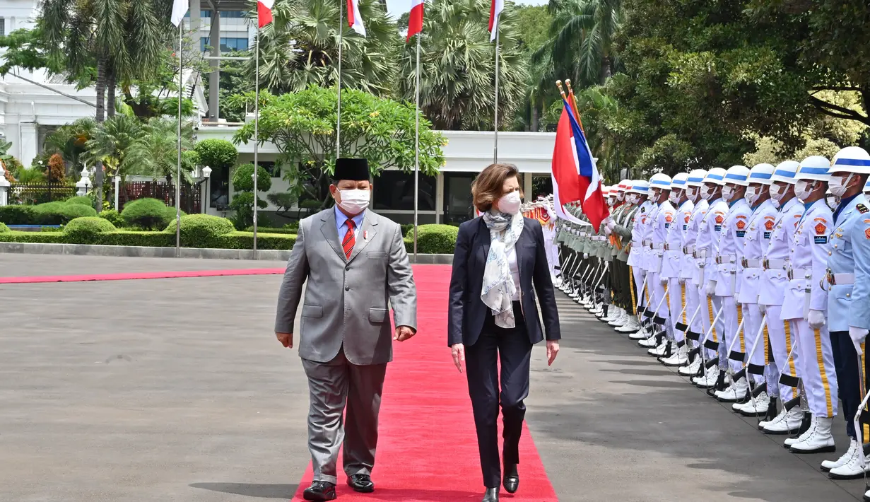 Menteri Pertahanan Prabowo Subiakto (kiri) bersama Menteri Angkatan Bersenjata Prancis Florence Parly meninjau pengawal kehormatan selama kunjungan di Kementerian Pertahanan di Jakarta, Kamis (10/2/2022). (AFP/Adek Berry)