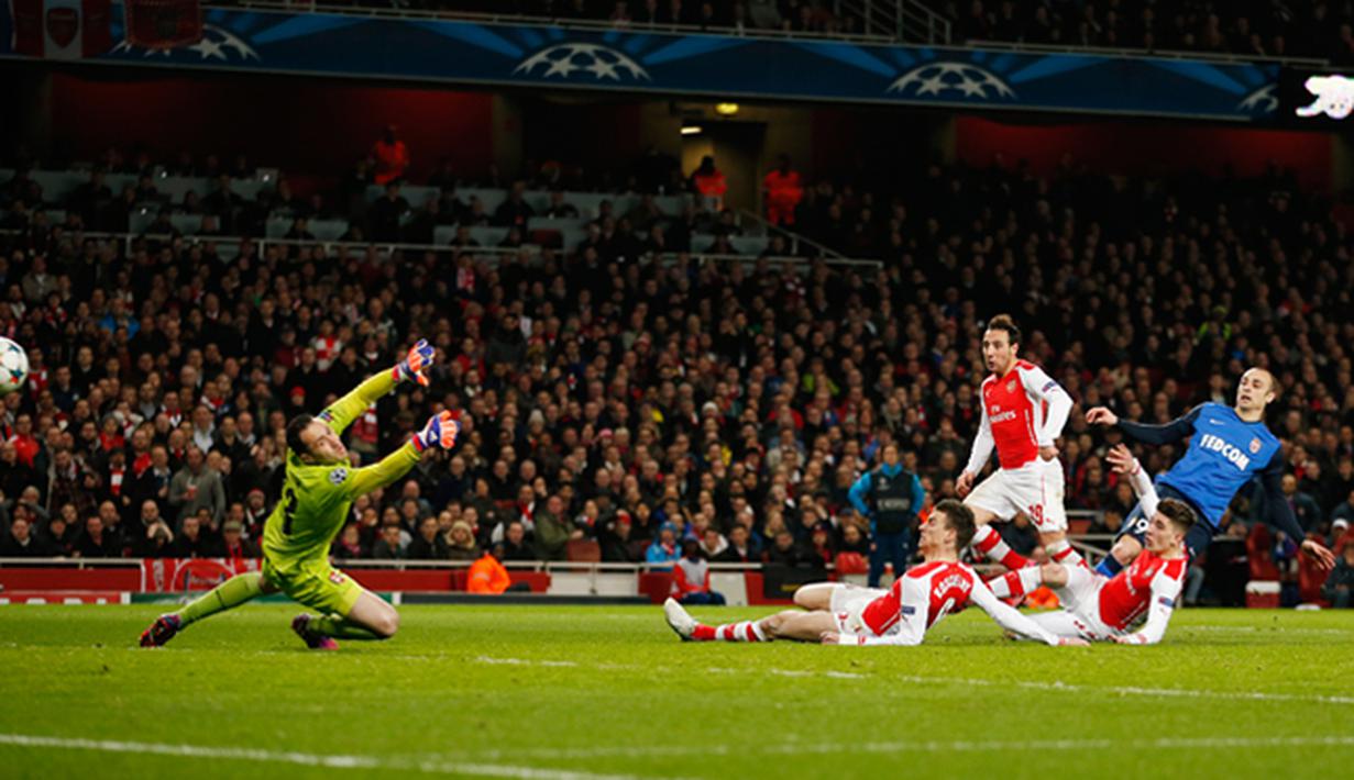 Kiper Arsenal, David Ospina Gagal menghalau bola hasil sepakan Penyerang Dimitiar Berbatov di laga 16 besar Liga Champions di Stadion Emirates Stadium, London, Inggris (25/2/2015). AS Monaco unggul 3-1 atas Arsenal. (Reuters/John Sibley)