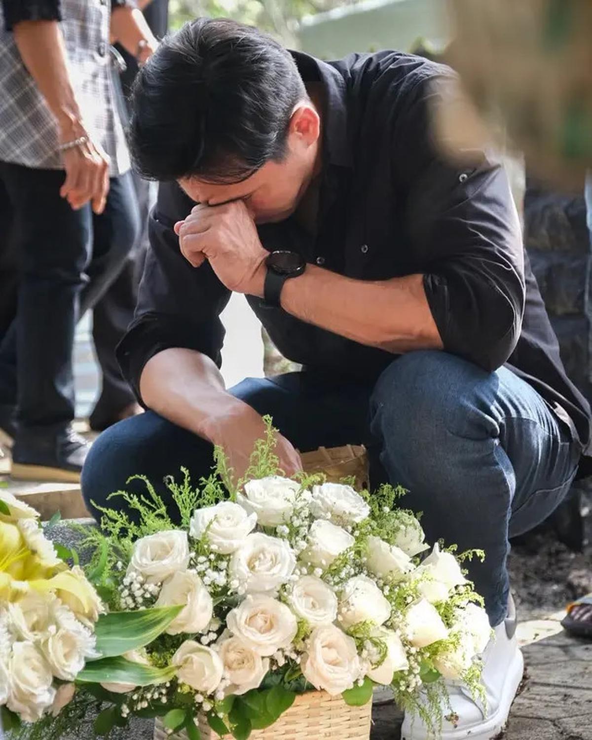 6 Potret Darius Sinathrya Dalam Pemakaman Sang Ayah di Yogyakarta, Donna Agnesia Setia Menemani