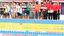 Perwakilan dari kelompok umur Kejuaraan renang KRAPSI ke 37 mengikuti upacara pembukaan di Kolam Renang Senayan, Jakarta, Minggu (27/12/2015). (Bola.com/Nicklas Hanoatubun)