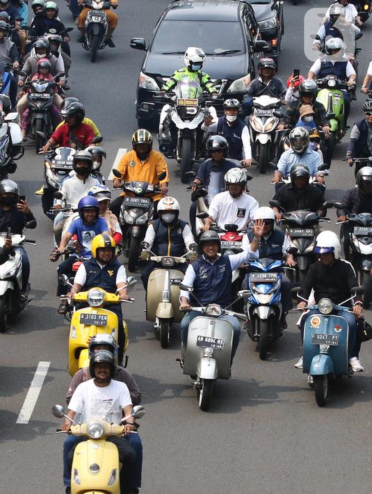 Gubernur DKI Jakarta, Anies Baswedan, menaiki sepeda motor vespa menyapa warga saat melintas di Jalan Jenderal Sudirman, Jakarta Pusat, Minggu (16/10/2022). Sebelumnya, Anies Baswedan bersama Ahmad Riza Patria berpamitan sekaligus mengucapkan terima kasih kepada warga Jakarta di halaman Balai Kota DKI Jakarta. (Liputan6.com/Herman Zakharia)