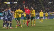 Justin Hubner mendapatkan kartu merah langsung dari wasit saat membela Fortuna Sittard di Eredivisie 2025/2026, Minggu (7/12/2025). Hubner melakukan tekel keras kepada pemain Ajax Amsterdam, Rayane Bounida. (Tangkapan layar dari ESPN)