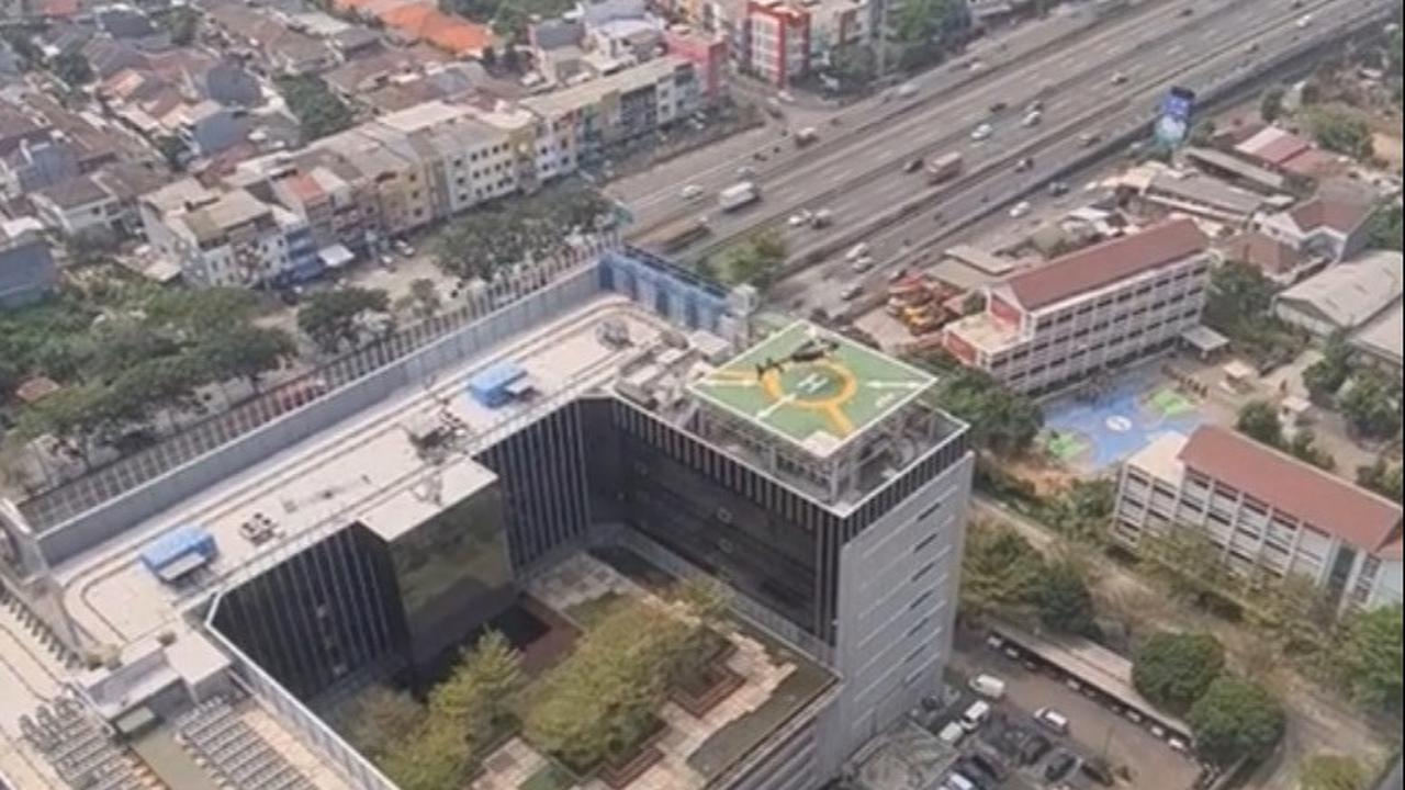 “Orang kaya mah beda, say. Pulang kerja dijemputnya pakai helikopter. Pagi berangkat jam 8 pagi, pulang jam 2 siang. Tiap hari dijemputnya pakai helikopter,” jelas Samantha.