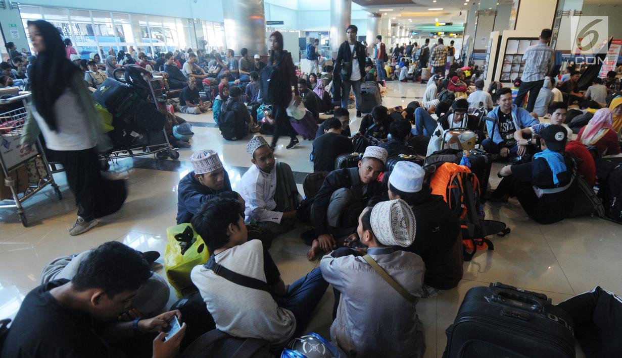Ratusan penumpang menumpuk menunggu kedatangan kapal laut yang akan keluar Jawa Timur di Dermaga Gapura Surya Nusantara, Pelabuhan Tanjung Perak, Surabaya, Jawa Timur, Kamis (30/5/2019). PT Pelindo III memprediksi puncak arus mudik keluar Jawa Timur tgl 1 Juni 2019. (merdeka.com/Dwi Narwoko)