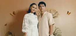Pasangan yang kerap disebut sebagai salah satu power couple paling stylish ini tampil kompak dalam balutan outfit bernuansa netral yang terlihat effortless, modern, sekaligus elegan. [@luna maya].