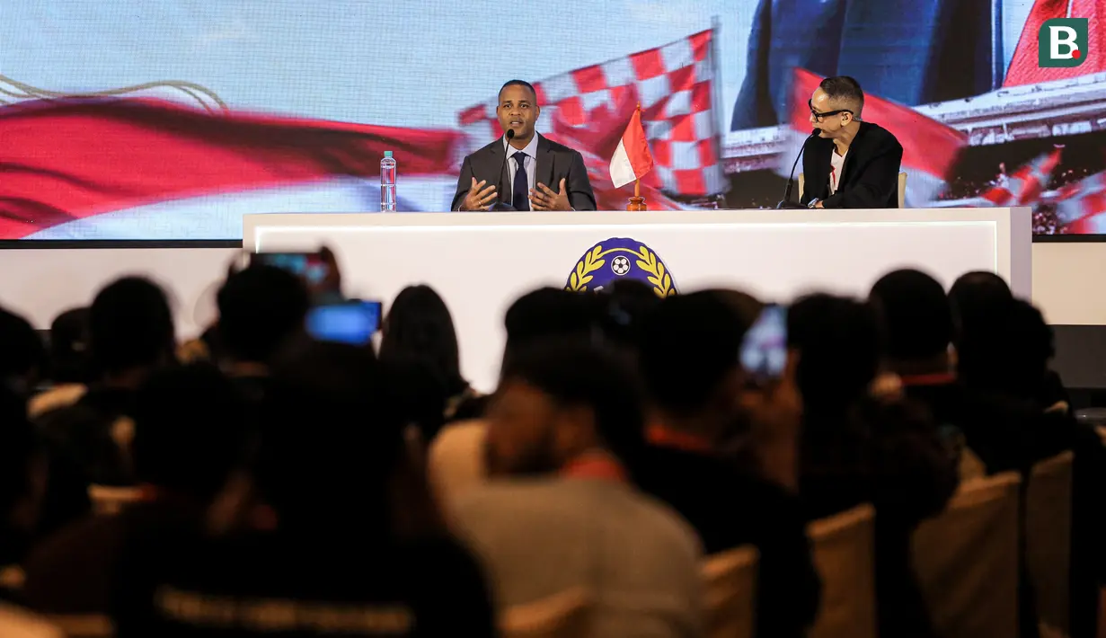 Pelatih kepala baru Timnas Indonesia, Patrick Kluivert memberikan keterangan pada acara konferensi pers mengenai perkenalan pelatih baru Timnas Indonesia di Hotel Mulia, Senayan, Jakarta, Minggu (12/01/2025). (Bola.com/Bagaskara Lazuardi)