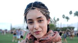 Seorang wanita tersenyum saat difoto saat menghadiri hari pertama Coachella Valley Music and Arts Festival 2016 di Empire Polo Club, Indio, California (15/4). Festival musik ini menampilkan hampir semua jenis musik. (AFP/Matt Cowan)