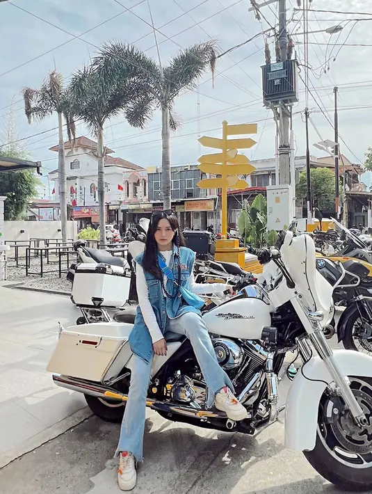 Tampil keren pose dengan bersandar di moge, Beby banyak membagikan momen serunya saat jalan-jalan tersebut ke dalam media sosial Instagram. Banyak penggemar yang ingin Beby rutin dalam membuat konten dalam menjalani aktivitas kesehariannya. Seperti saat di Banda Aceh beberapa waktu belakangan ini. (Liputan6.com/IG/@bebytsabina)