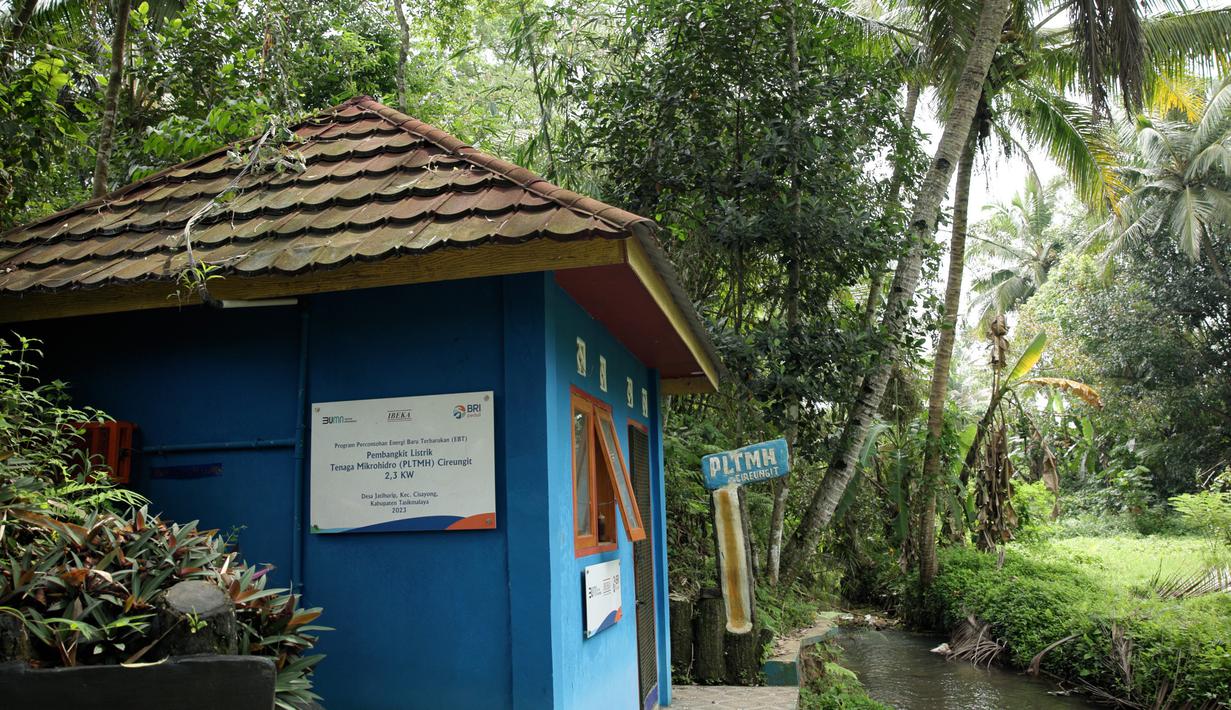 BRI menyalurkan bantuan Pembangkit Listrik Tenaga Mikro Hidro (PLTMH) berkapasitas 2,3 kilowatt yang mampu menerangi hingga 200 rumah warga.