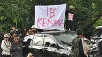 Bendera dan selebaran Aremania yang menyentil keberadaan Pemegang Saham Mayoritas perusahaan Arema FC, Iwan Budianto. (Bola.com/Iwan Setiawan)