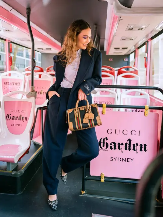 Menghadiri acara Gucci Garden, Luna Maya tampil memukau dengan workwear. Kemeja putih dilapisi dengan blazer hitam yang serasi dengan celana panjangnya. Makeup, gaya rambut, serta padu padan heels, serta tas tangan yang ditenteng Luna Maya berhasil menyempurnakan penampilannya secara keseluruhan. Foto: Instagram.