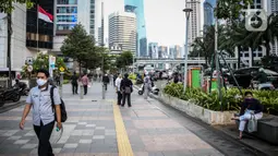 Suasana trotoar di Kawasan Sudirman, Jakarta, Senin (8/6/2020). Aktivitas perkantoran di Ibu Kota kembali beroperasi pada Senin (8/6) seiring penerapan Pembatasan Sosial Berskala Besar (PSBB) transisi. (Liputan6.com/Faizal Fanani)
