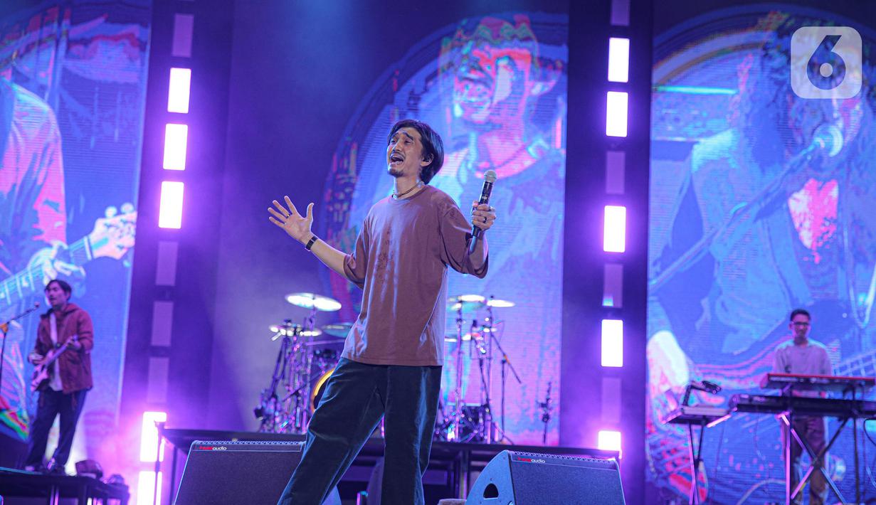 Aksi band Sheila On 7 dalam konser Sheila on 7 yang bertajuk 'Tunggu Aku di Jakarta' di kawasan JIExpo Kemayoran, Jakarta Pusat, Sabtu, (28/1/2023). Dalam penampilannya mereka membawakan sejumlah lagu hits seperti Film Favorit, Seberapa Pantas, Dan. (Liputan6.com/Faizal Fanani)