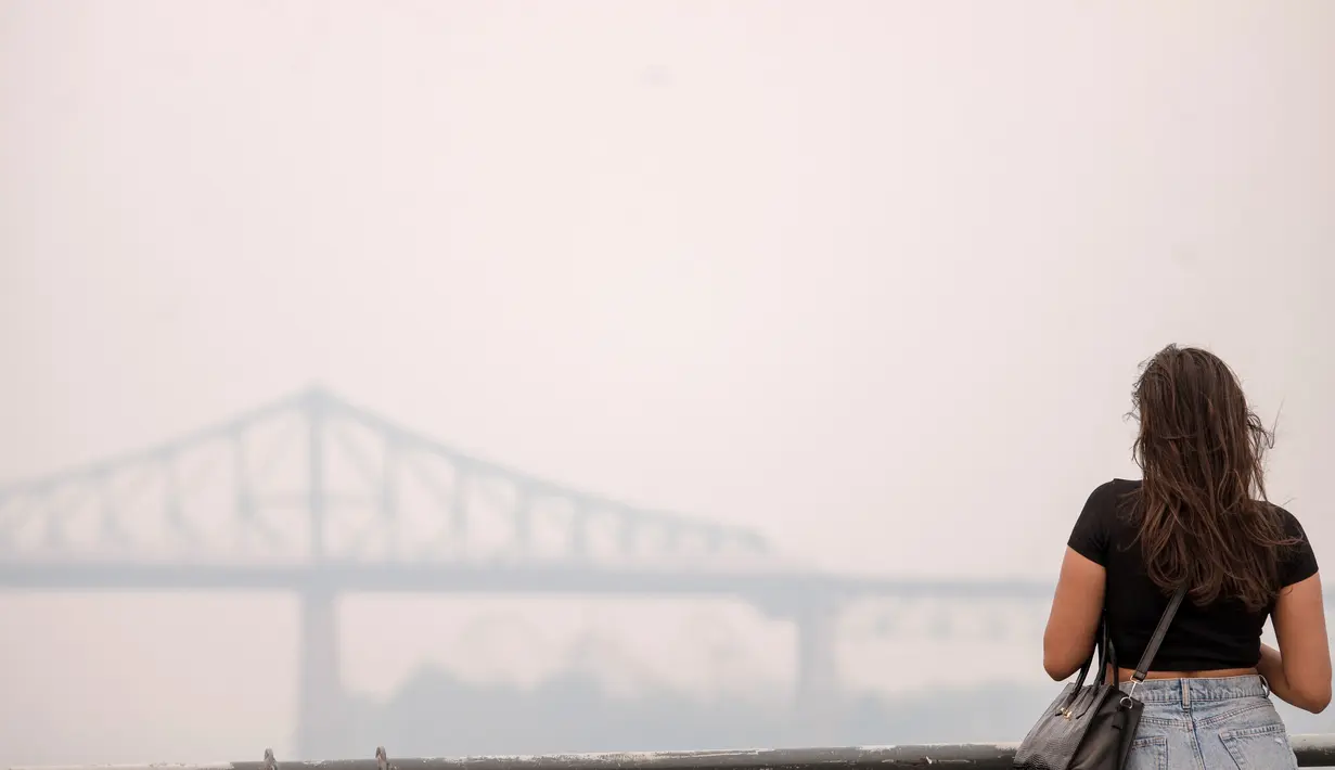 Terdapat 80 titik kebakaran hutan aktif di Quebec, menurut badan perlindungan kebakaran hutan Quebec, SOPFEU, dan beberapa di antaranya bertambah selama akhir pekan karena cuaca kering dan suhu yang tinggi. (ANDREJ IVANOV / AFP)