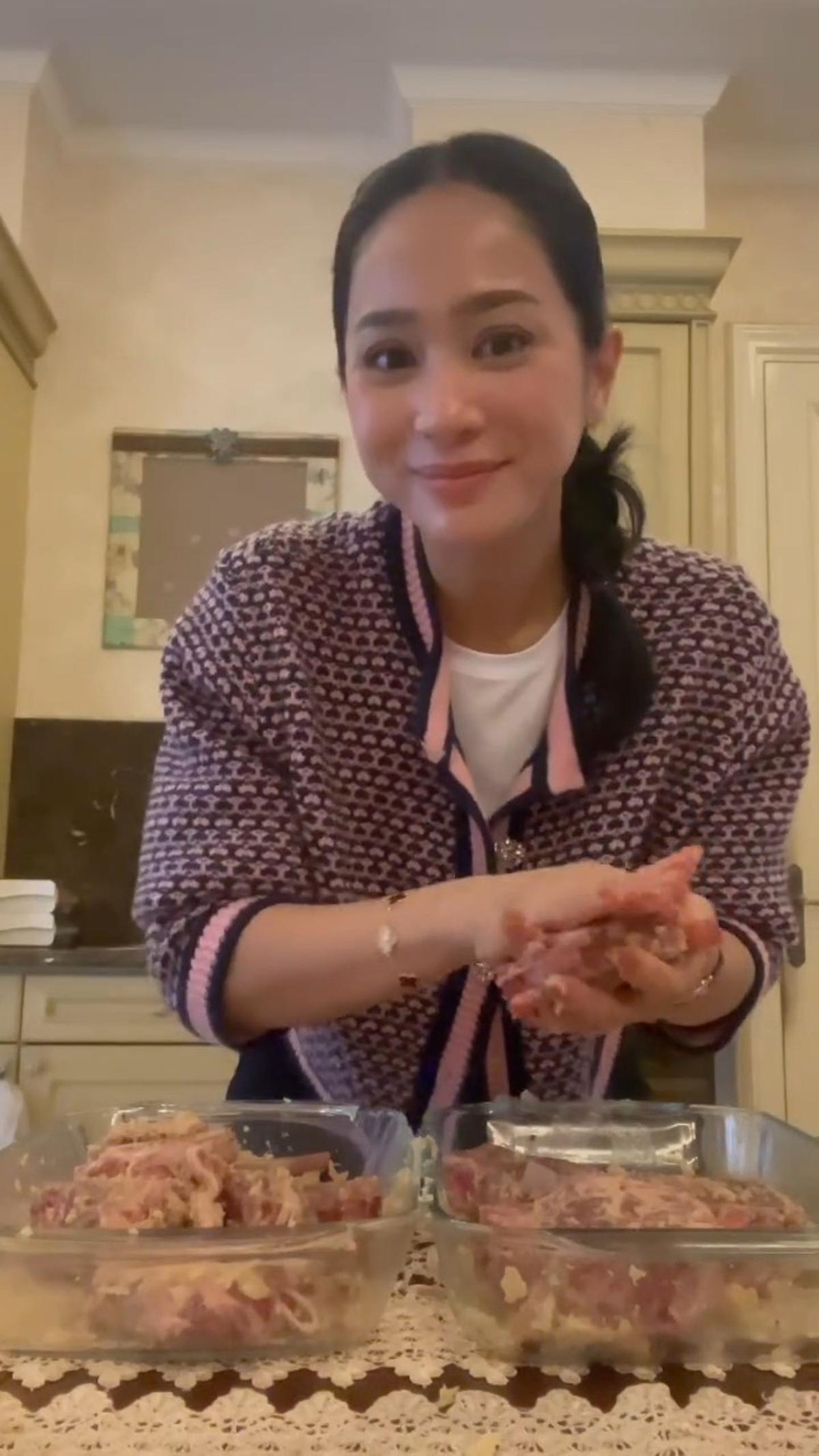Bunga Zainal Bagikan Momen saat Masak Lamb Chop, Netizen Justru Salah Fokus dengan Cara Marinasinya
