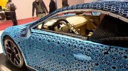 Mobil Bugatti Chiron yang dibangun dari potongan-potongan mainan Lego dihadirkan dalam pameran Paris Motor Show, Selasa (2/10). Mobil ini bisa dikendarai oleh dua orang dan mampu berakselerasi hingga kecepatan 20 km/jam. (AFP / ERIC PIERMONT)