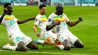 Pemain Senegal Kalidou Koulibaly (kanan) merayakan dengan rekan setimnya usai mencetak gol ke gawang Ekuador pada pertandingan sepak bola Grup A Piala Dunia 2022 di Khalifa International Stadium, Doha, Qatar, 29 November 2022. Senegal berhak atas posisi runner up dan melaju ke babak 16 besar usai menang 2-1 lawan Ekuador. (AP Photo/Francisco Seco)