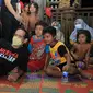 Menteri Nadiem Anwar Makarim saat berswafoto bersama ana-anak orang rimba. (Liputan6.com/dok KKI Warsi)