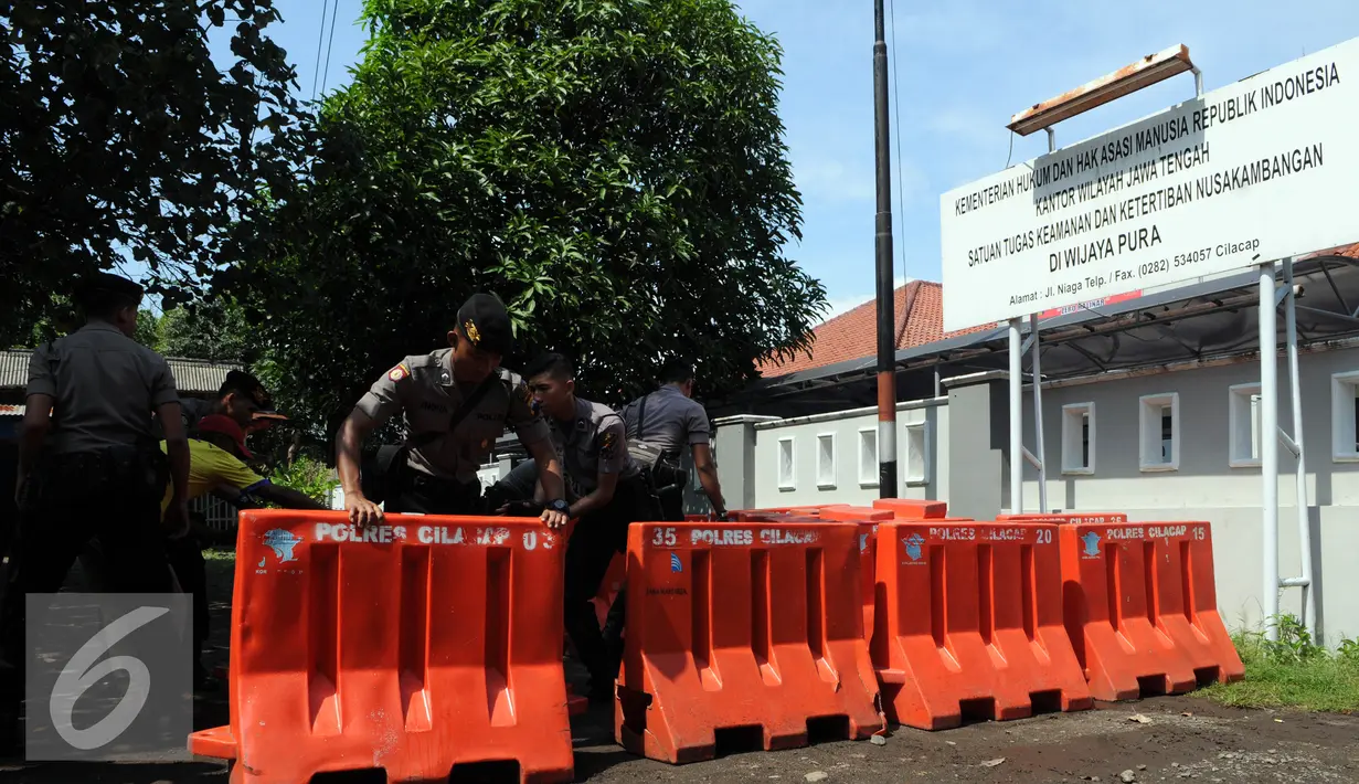Sejumlah Polisi satuan Brimob memasang Water Barrier untuk  pengamanan menuju Dermaga Nusakambangan, Cilacap, Jawa Tengah, Rabu (27/7). Menjelang eksekusi Tahap 3 sejumlah persiapan dilakukan oleh Lapas Nusakambangan. (Liputan6.com/Helmi Afandi)